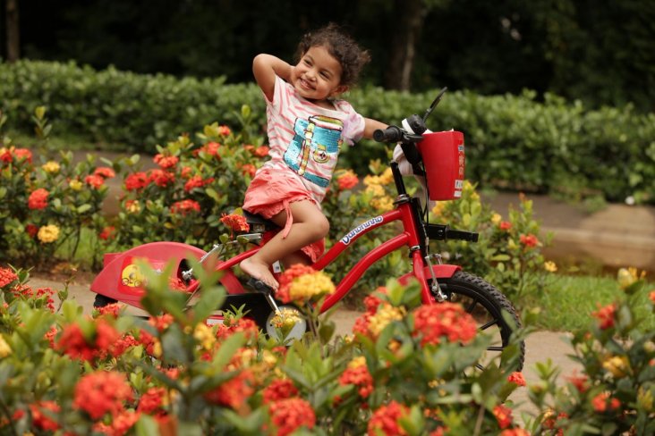 Criança usando bike kids